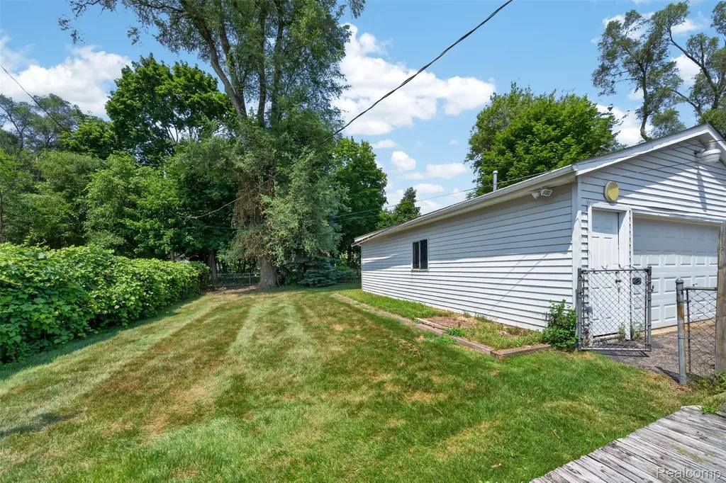 2340 Hester Court Keego Harbor City MI 48320