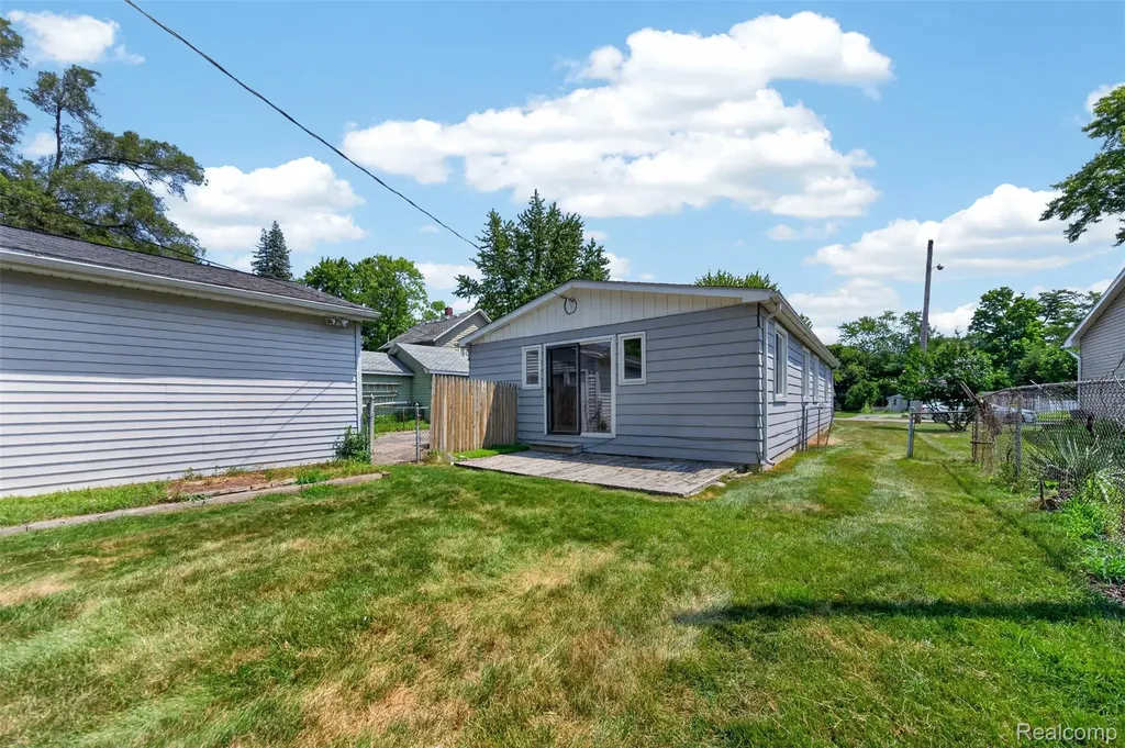 2340 Hester Court Keego Harbor City MI 48320