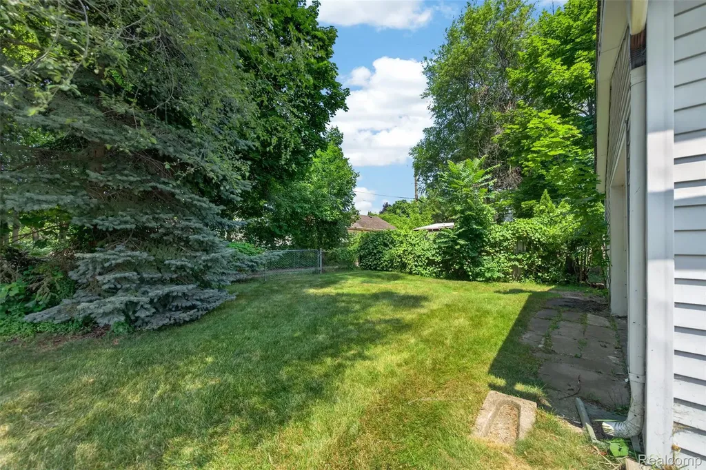 2340 Hester Court Keego Harbor City MI 48320