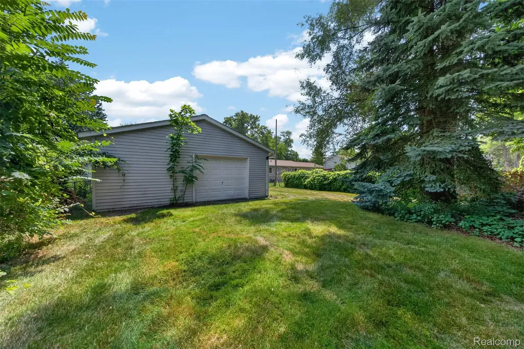 2340 Hester Court Keego Harbor City MI 48320