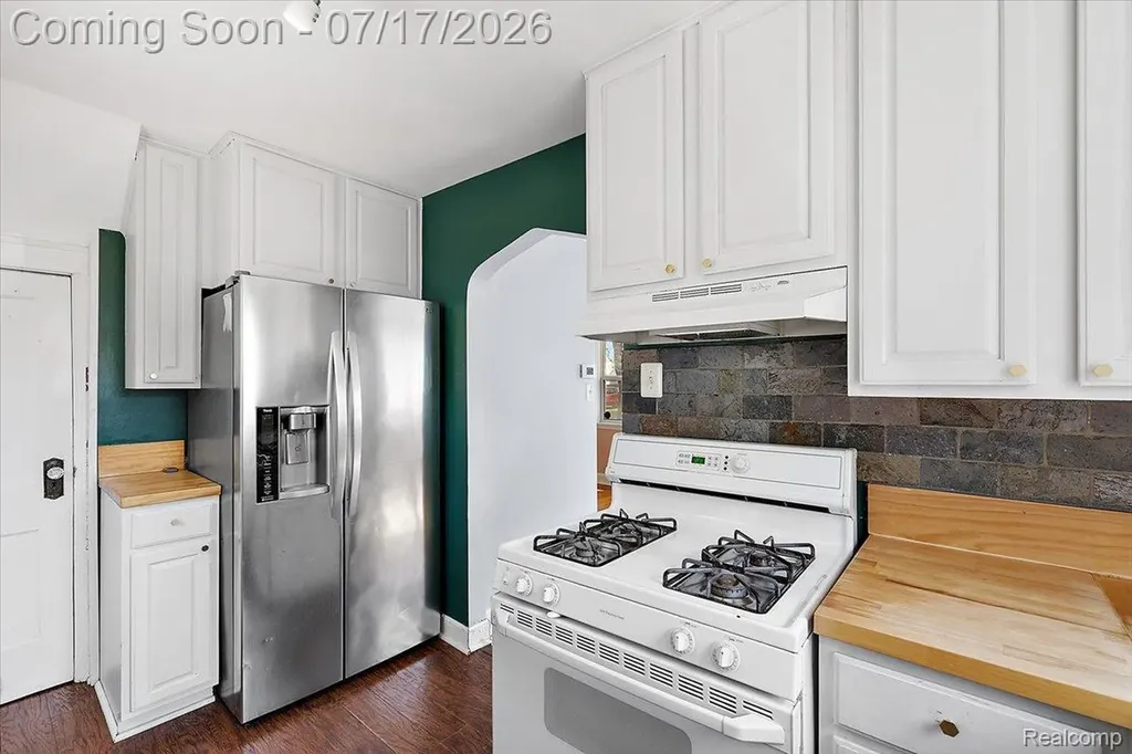 676 W Coy Avenue Hazel Park City MI 48030