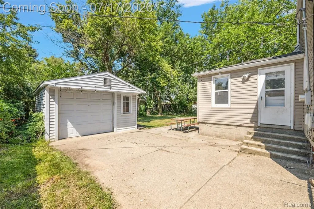 676 W Coy Avenue Hazel Park City MI 48030