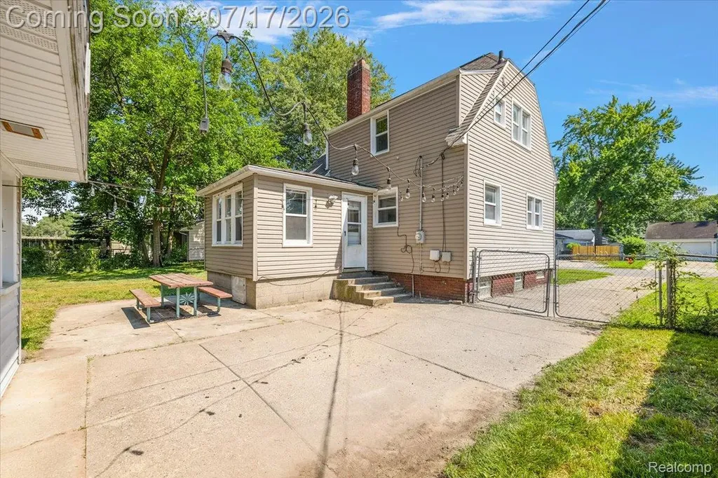 676 W Coy Avenue Hazel Park City MI 48030