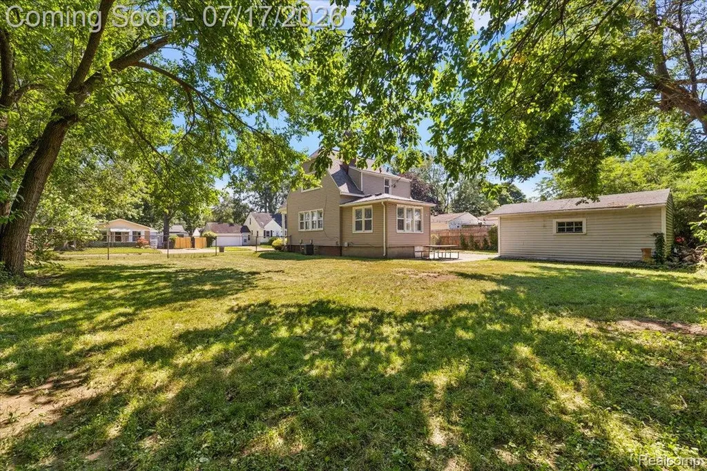 676 W Coy Avenue Hazel Park City MI 48030