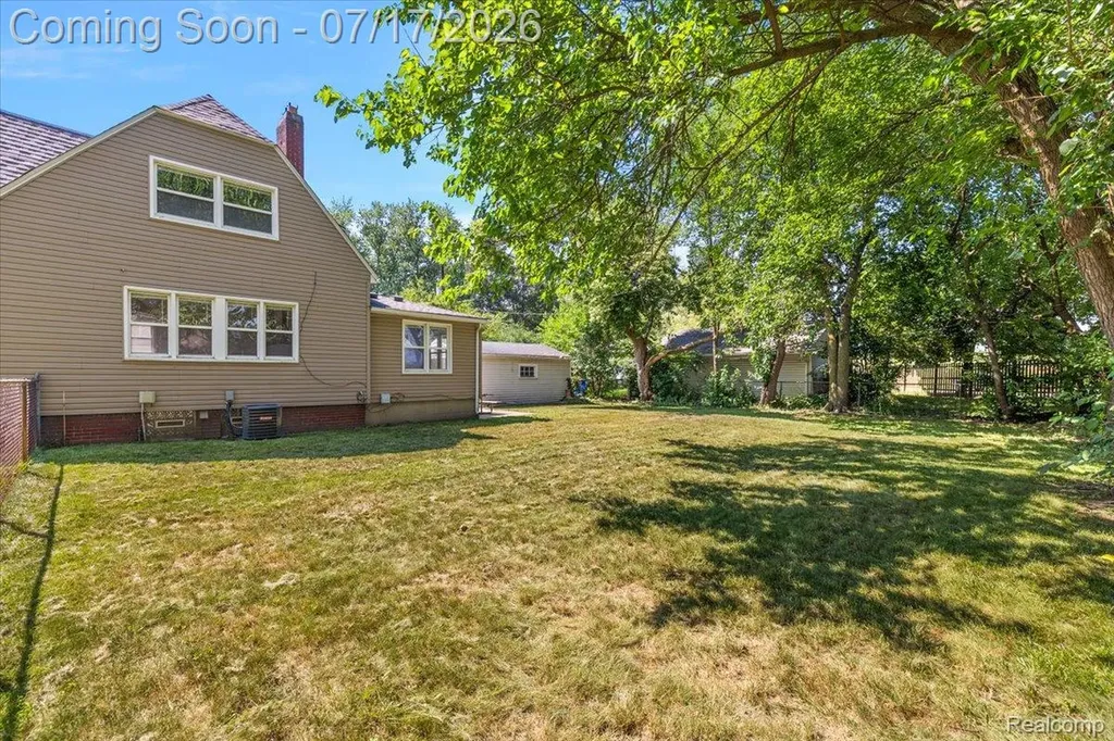 676 W Coy Avenue Hazel Park City MI 48030