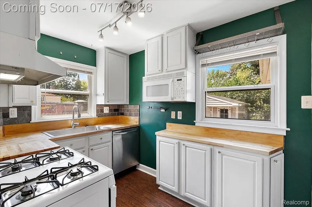 676 W Coy Avenue Hazel Park City MI 48030