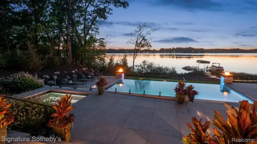 9485 Lakeview Drive Dexter Township MI 48169