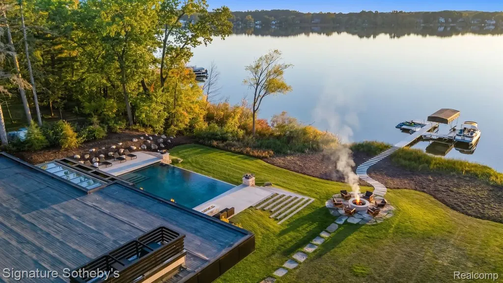 9485 Lakeview Drive Dexter Township MI 48169