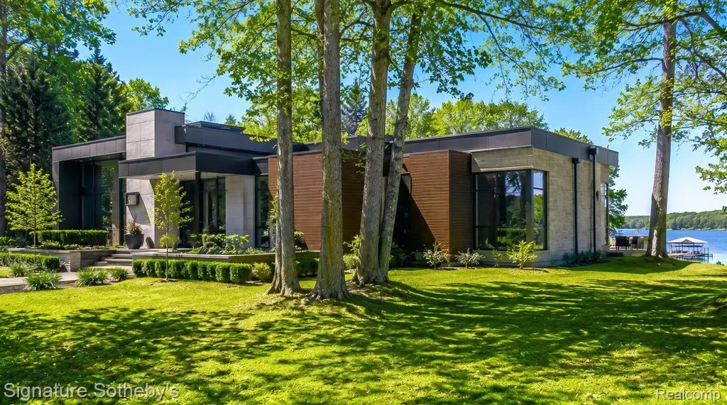 9485 Lakeview Drive Dexter Township MI 48169