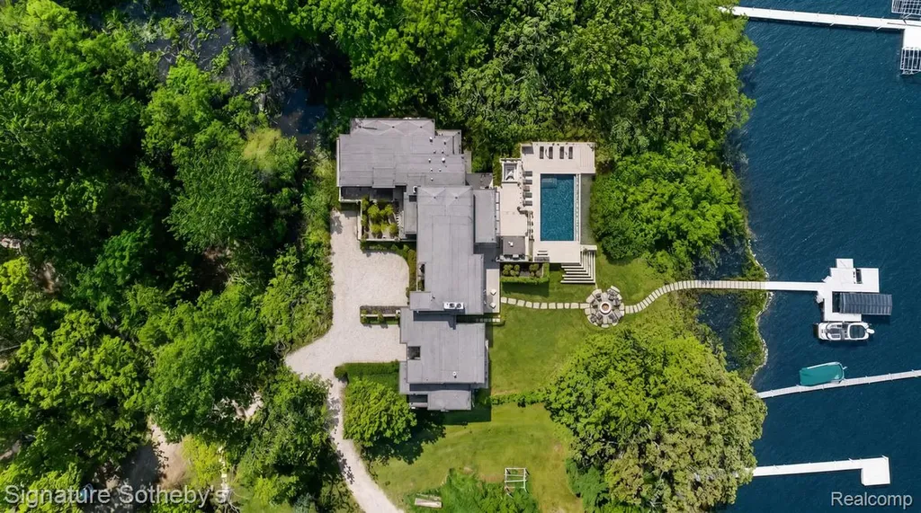 9485 Lakeview Drive Dexter Township MI 48169