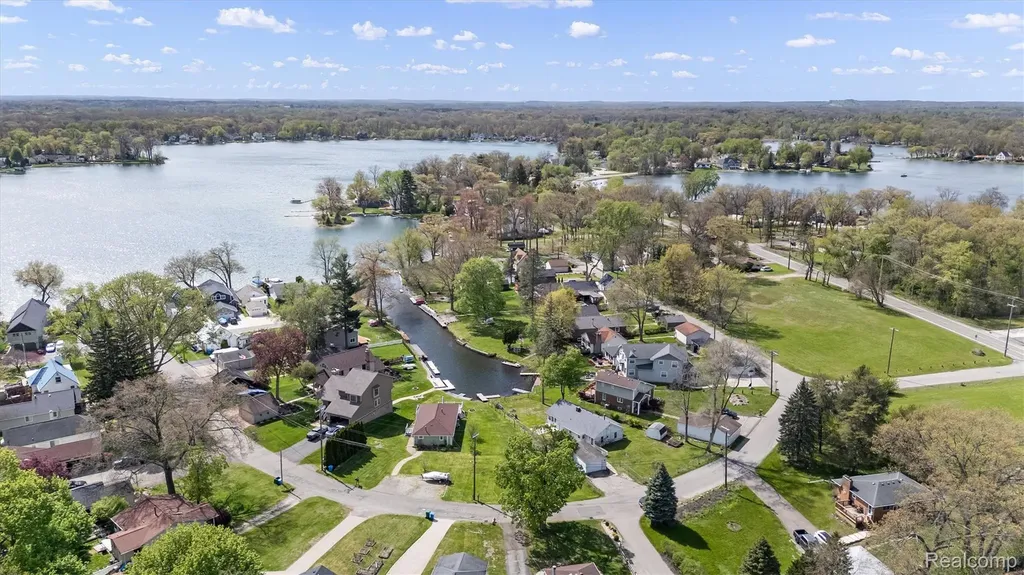 8294 Lagoon Street Commerce Charter Township MI 48382