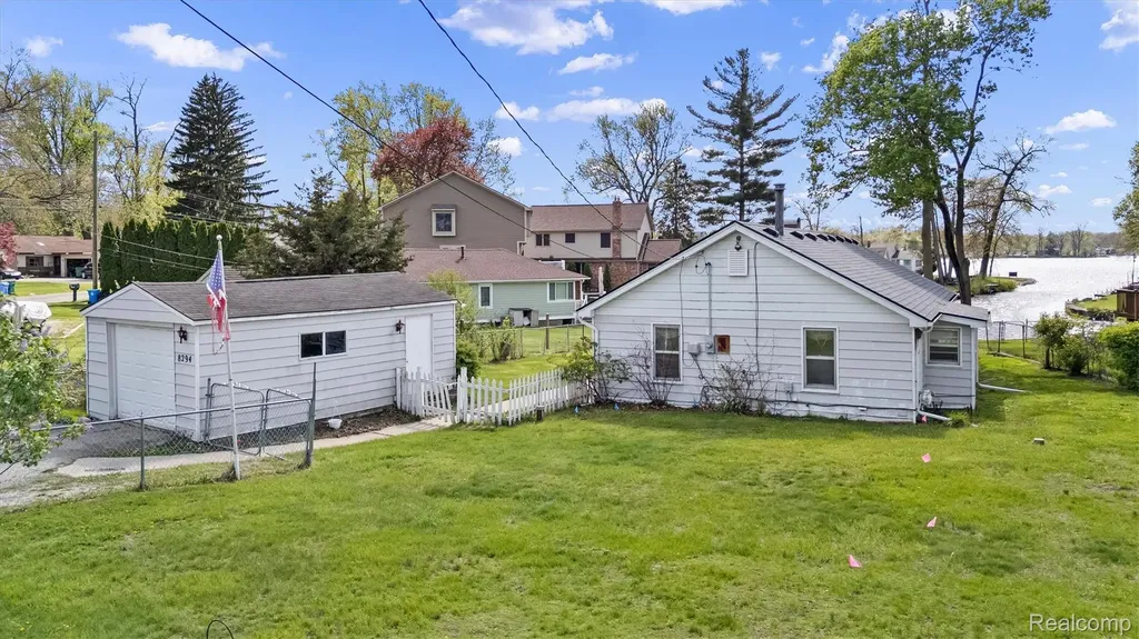 8294 Lagoon Street Commerce Charter Township MI 48382