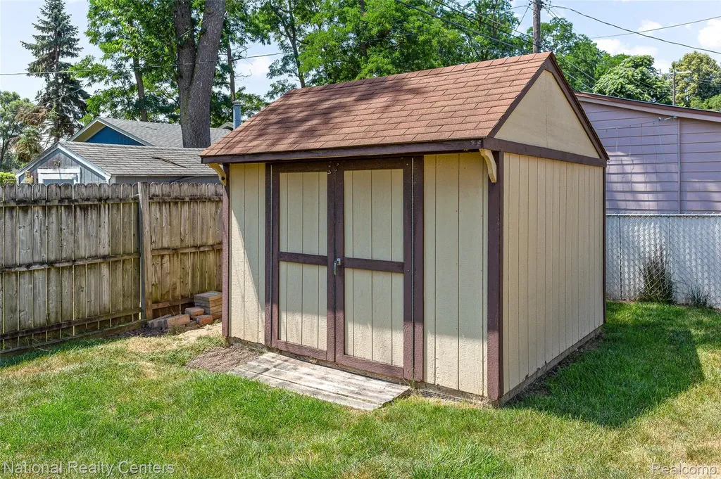 9175 Pennfield Avenue White Lake Charter Township MI 48386