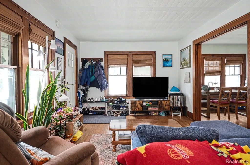 440 W Saratoga Street Ferndale City MI 48220