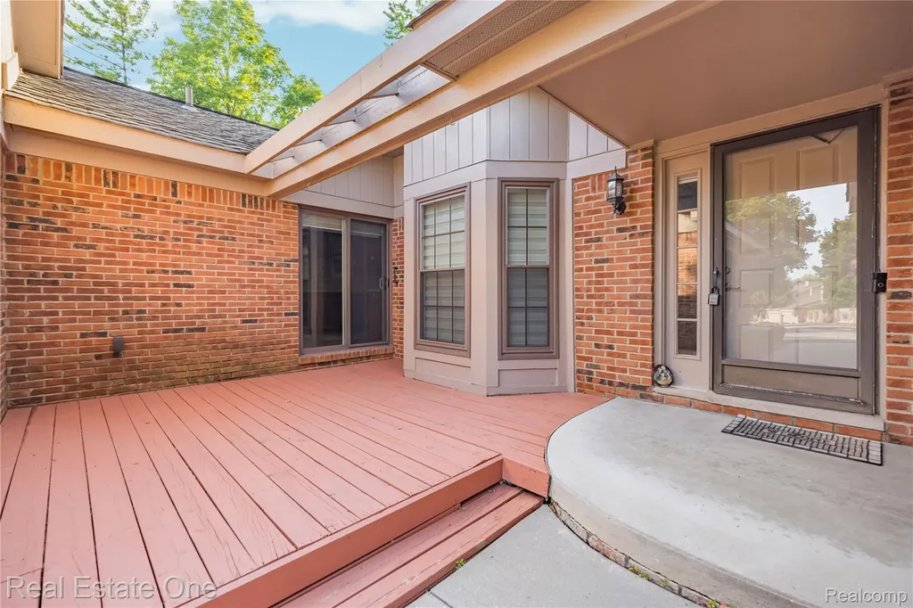 7332 Meadowridge Circle West Bloomfield Charter Township MI 48322