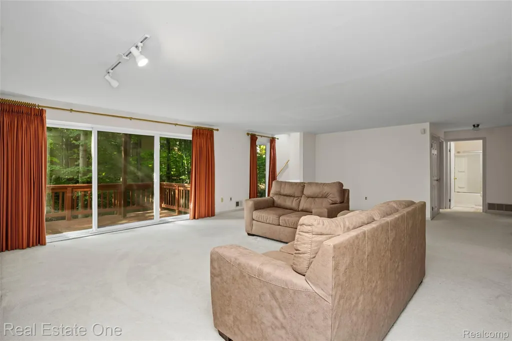 7332 Meadowridge Circle West Bloomfield Charter Township MI 48322