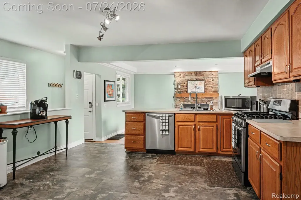 31436 Palomino Drive Warren City MI 48093