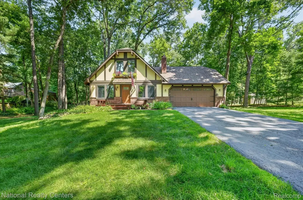 2501 E Nalone Wixom City MI 48393