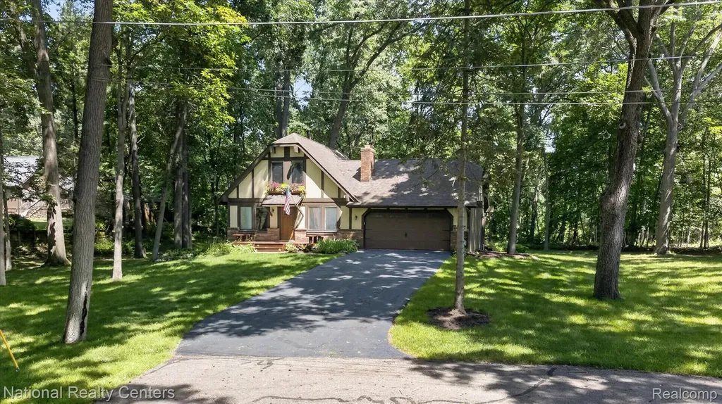 2501 E Nalone Wixom City MI 48393