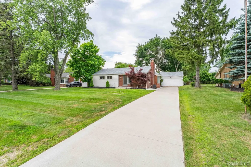 2118 Middlebelt Road West Bloomfield Charter Township MI 48324