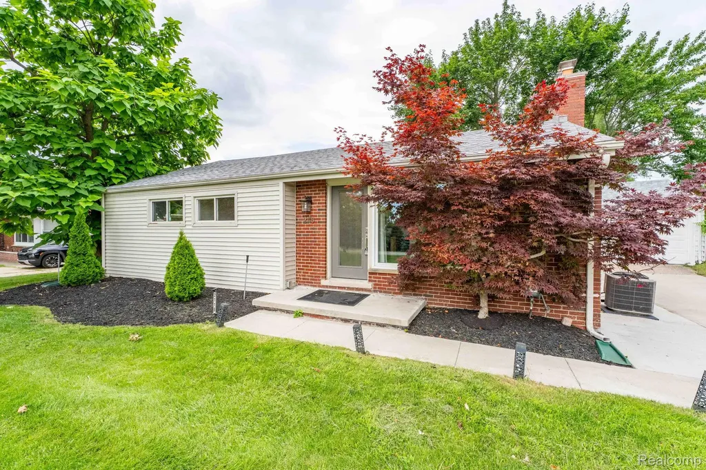 2118 Middlebelt Road West Bloomfield Charter Township MI 48324