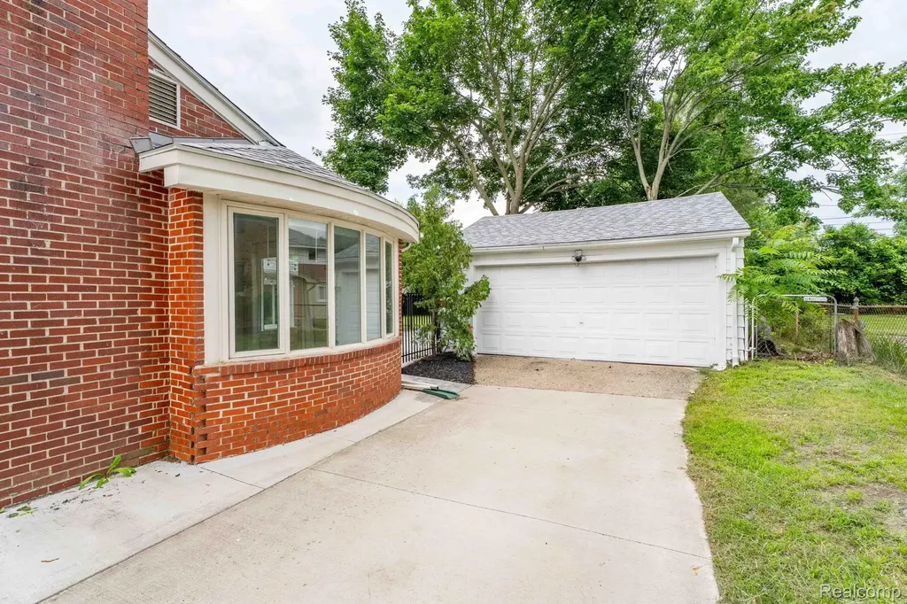 2118 Middlebelt Road West Bloomfield Charter Township MI 48324