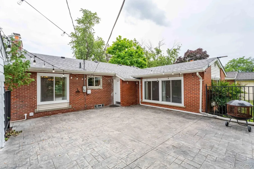 2118 Middlebelt Road West Bloomfield Charter Township MI 48324
