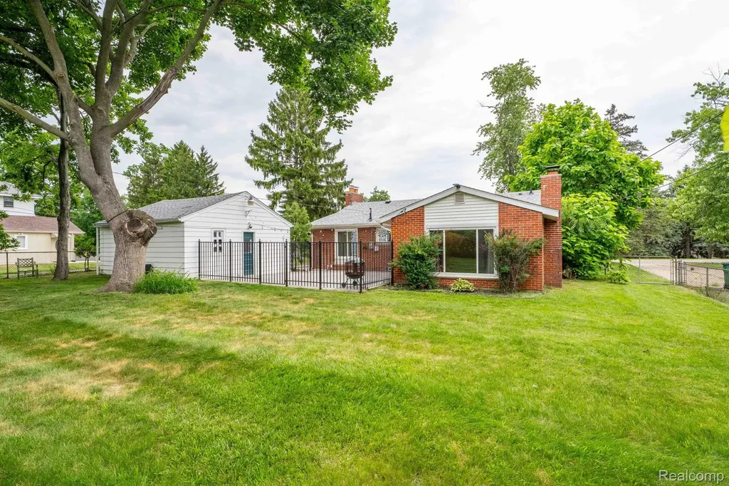 2118 Middlebelt Road West Bloomfield Charter Township MI 48324
