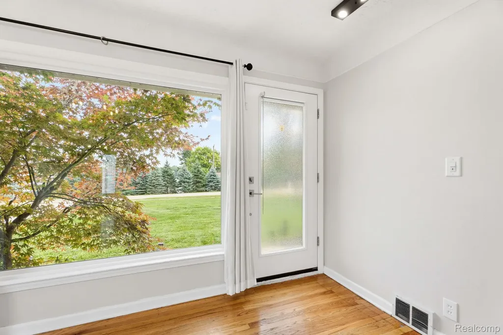 2118 Middlebelt Road West Bloomfield Charter Township MI 48324