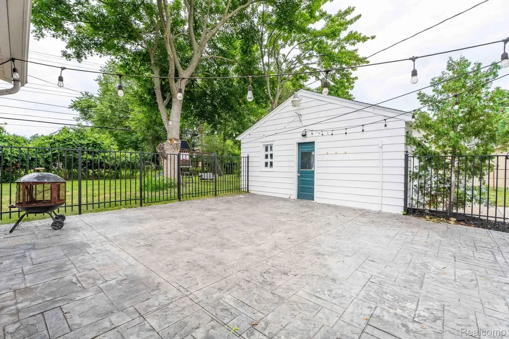 2118 Middlebelt Road West Bloomfield Charter Township MI 48324