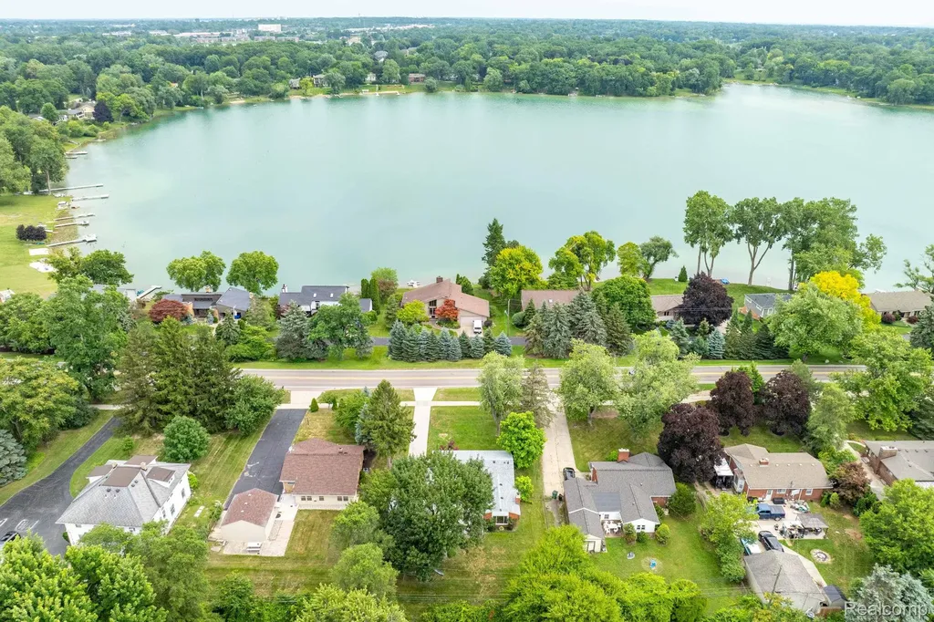 2118 Middlebelt Road West Bloomfield Charter Township MI 48324