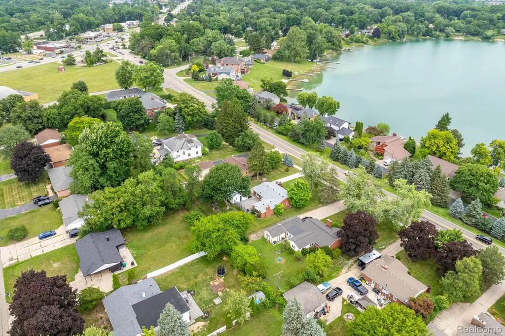 2118 Middlebelt Road West Bloomfield Charter Township MI 48324