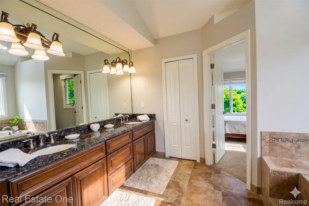 1576 Galena Rochester Hills City MI 48306
