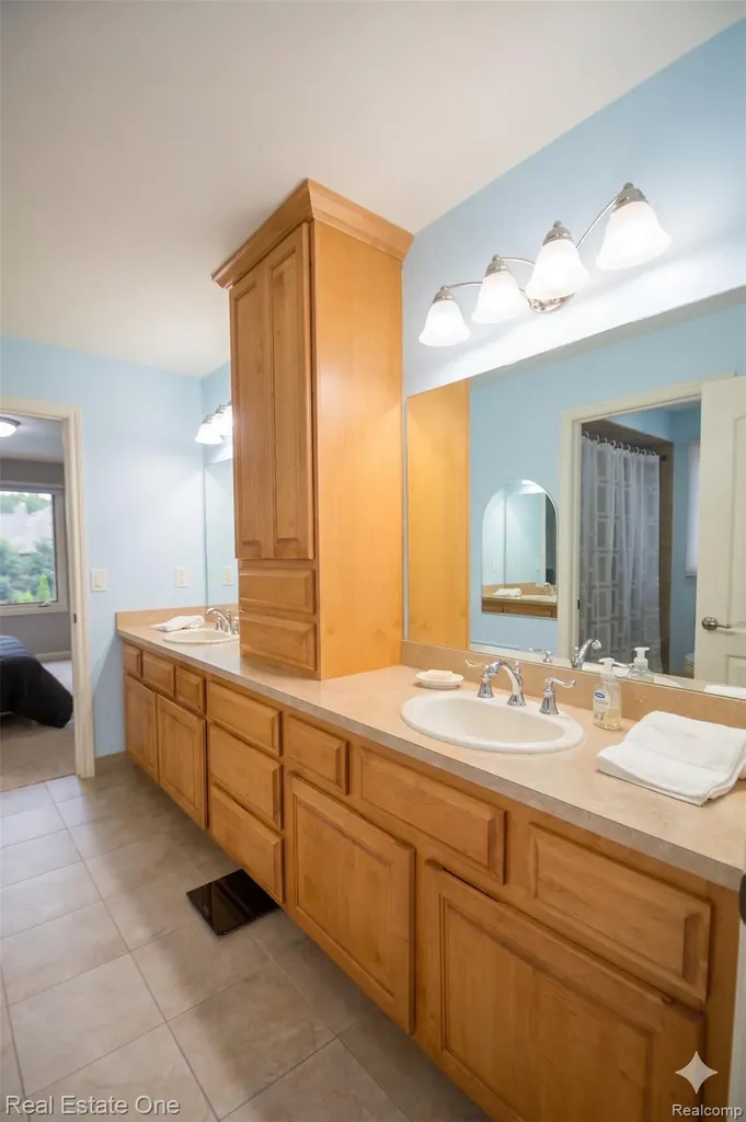 1576 Galena Rochester Hills City MI 48306