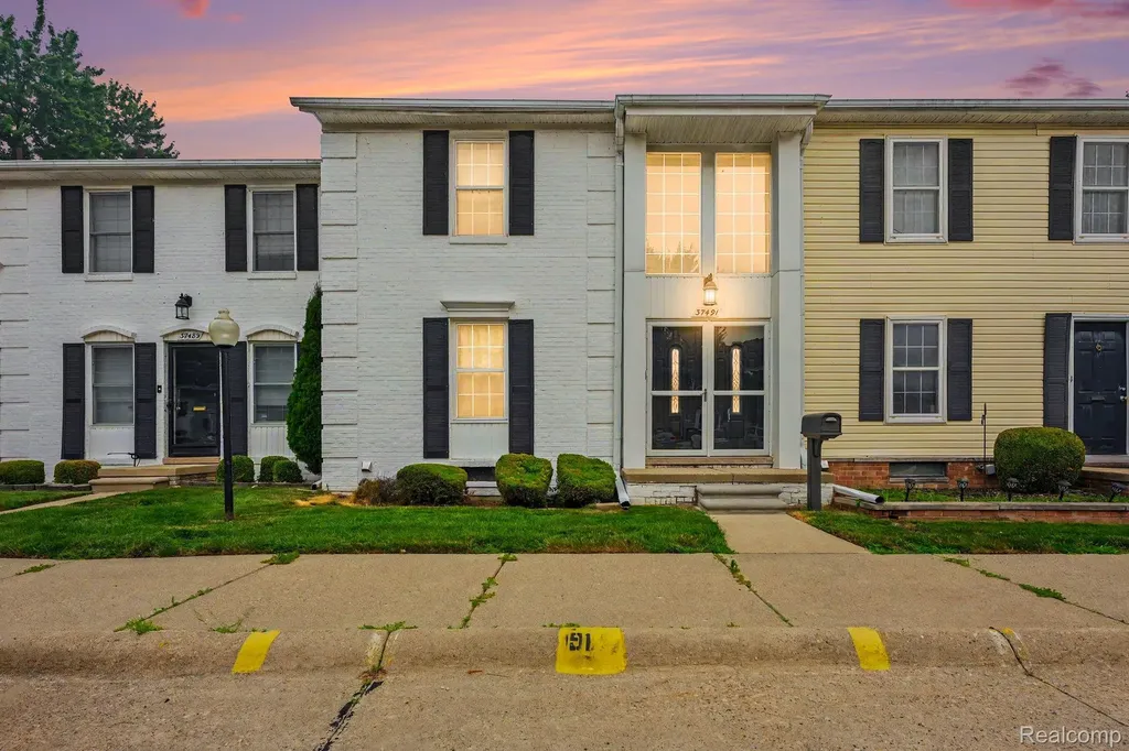 37491 Charter Oaks Boulevard Clinton Charter Township MI 48036