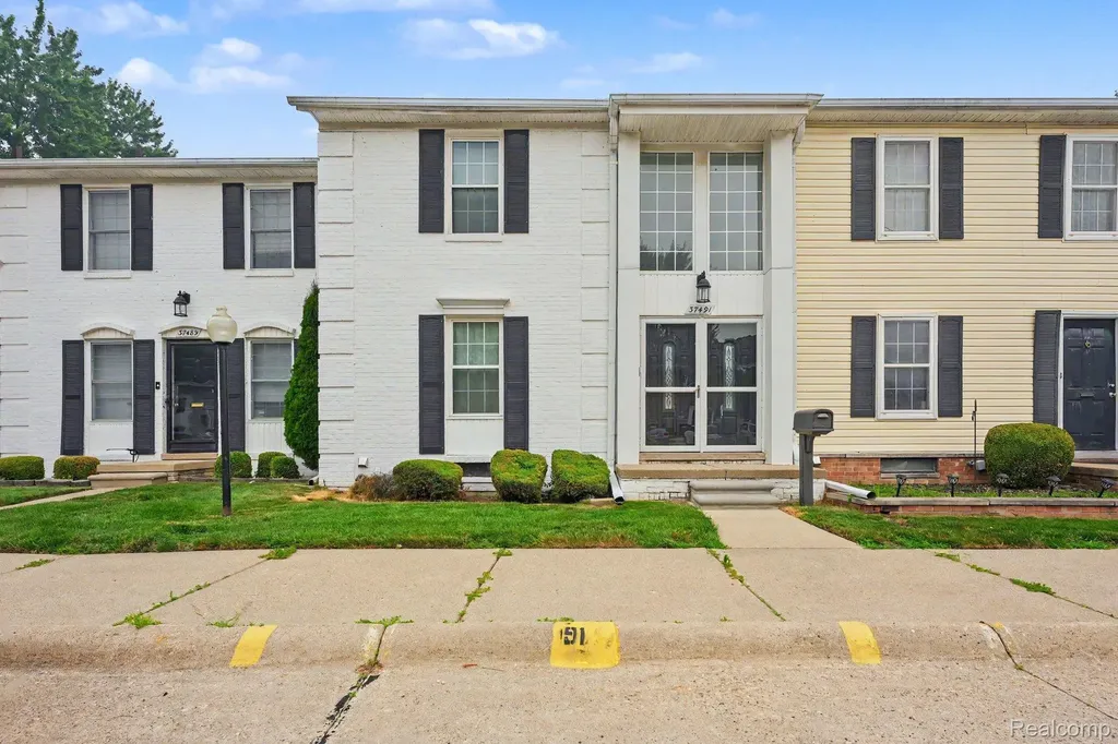 37491 Charter Oaks Boulevard Clinton Charter Township MI 48036