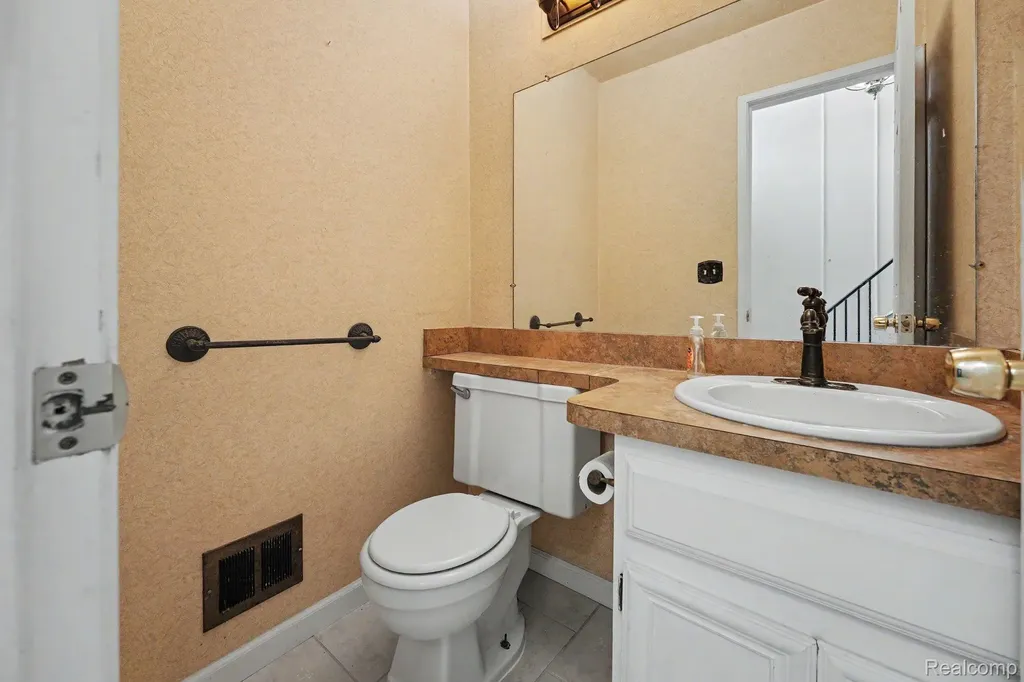 37491 Charter Oaks Boulevard Clinton Charter Township MI 48036
