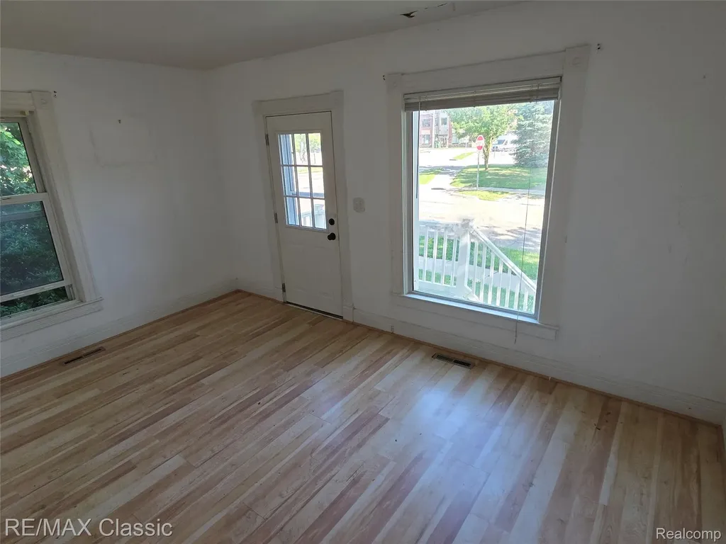 18 Stanton Street Oxford Village MI 48371