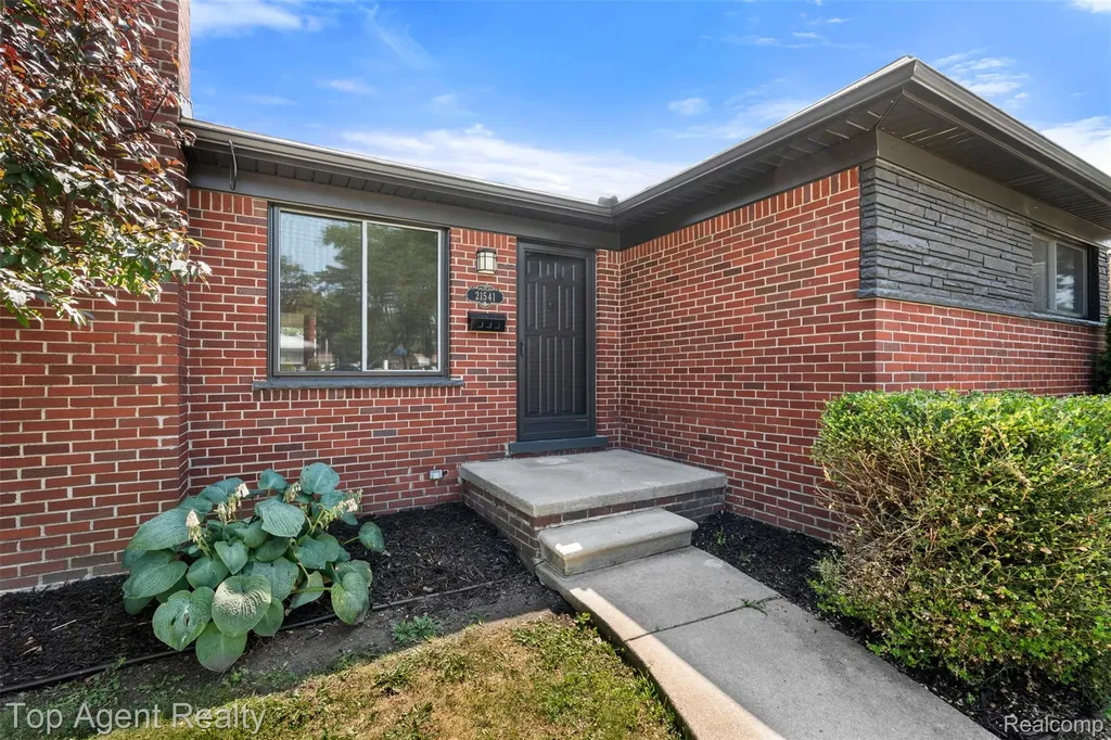 21541 Pallister Street St. Clair Shores City MI 48080