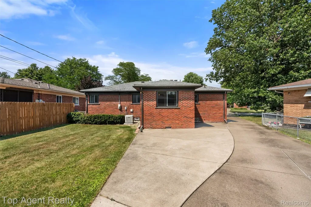 21541 Pallister Street St. Clair Shores City MI 48080
