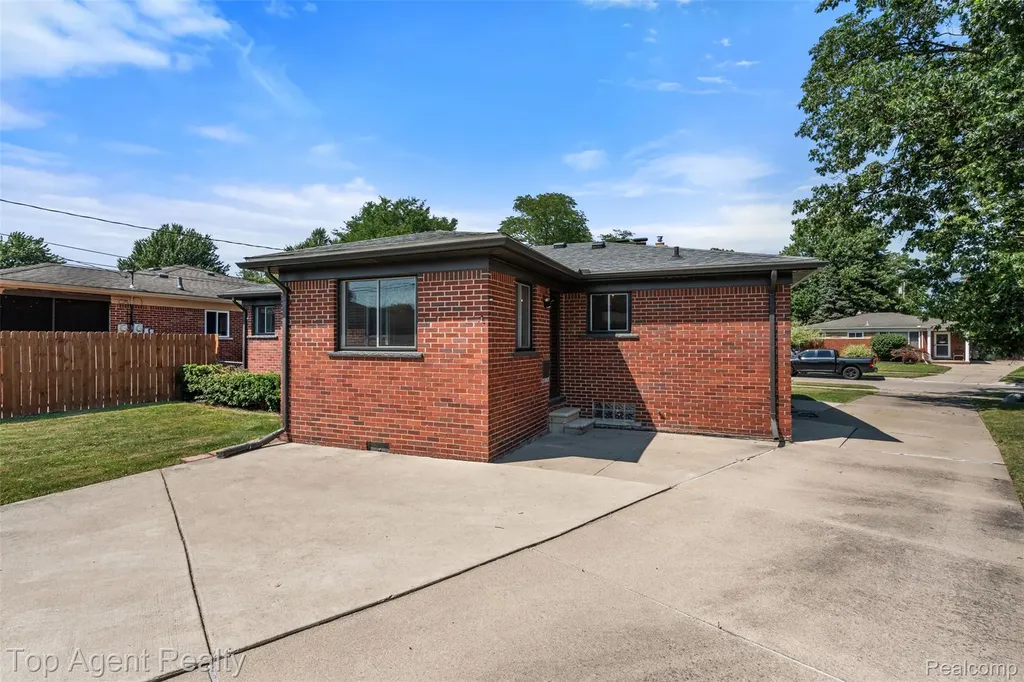 21541 Pallister Street St. Clair Shores City MI 48080