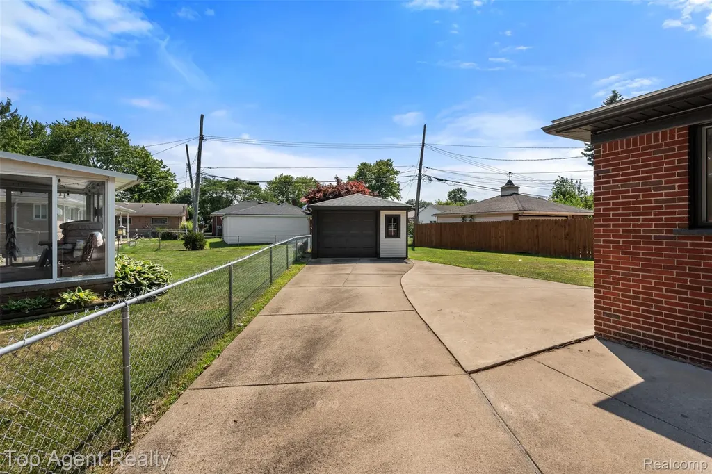 21541 Pallister Street St. Clair Shores City MI 48080