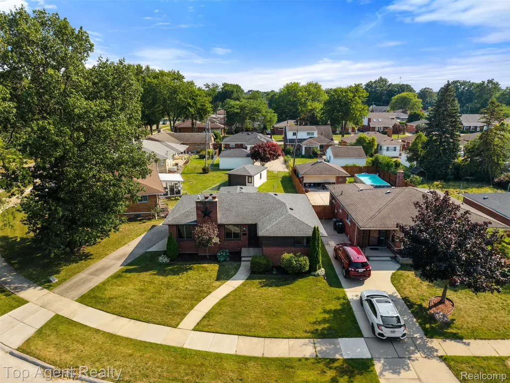 21541 Pallister Street St. Clair Shores City MI 48080