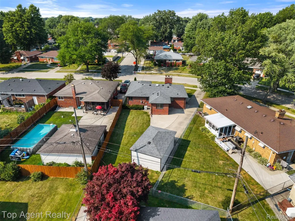 21541 Pallister Street St. Clair Shores City MI 48080