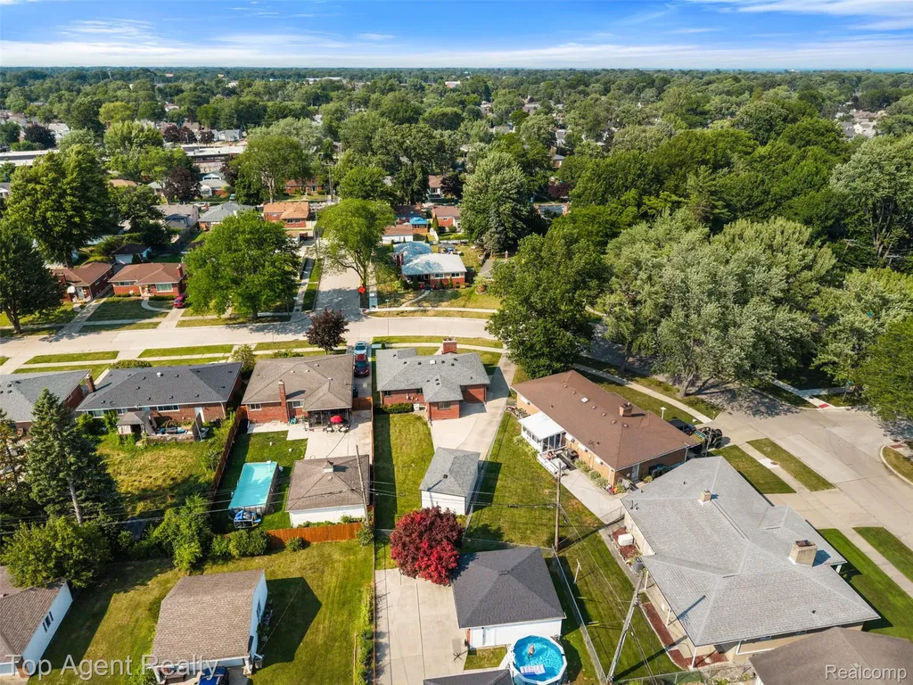 21541 Pallister Street St. Clair Shores City MI 48080