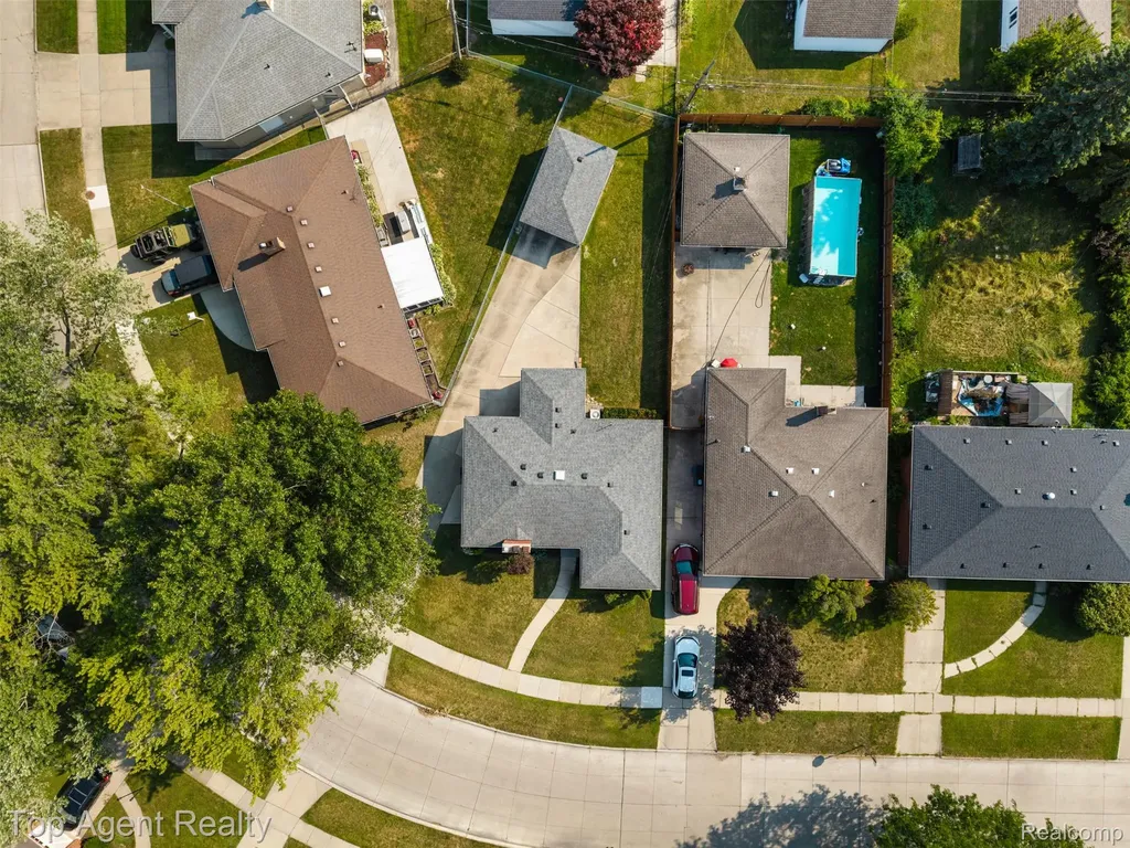 21541 Pallister Street St. Clair Shores City MI 48080