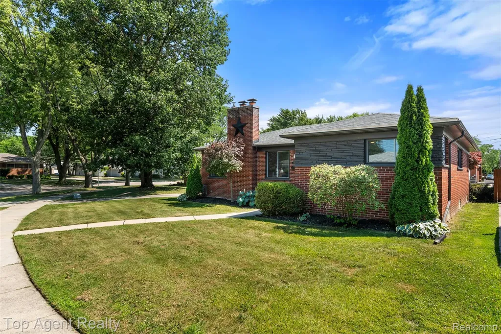 21541 Pallister Street St. Clair Shores City MI 48080