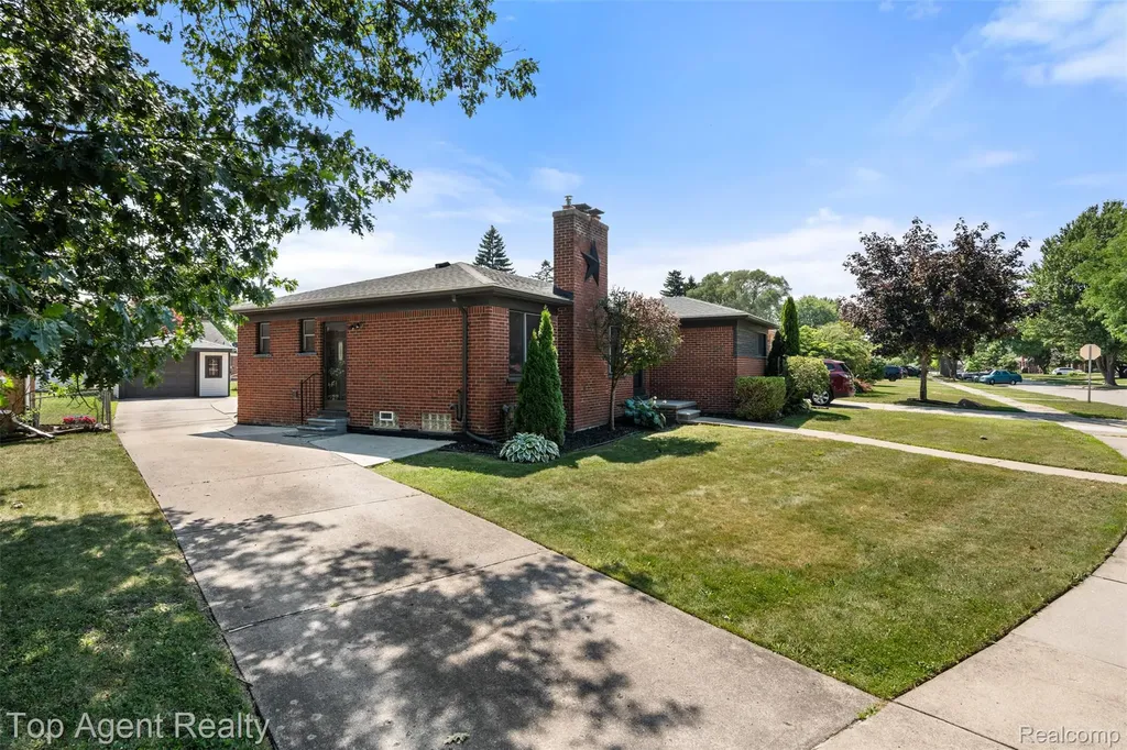 21541 Pallister Street St. Clair Shores City MI 48080