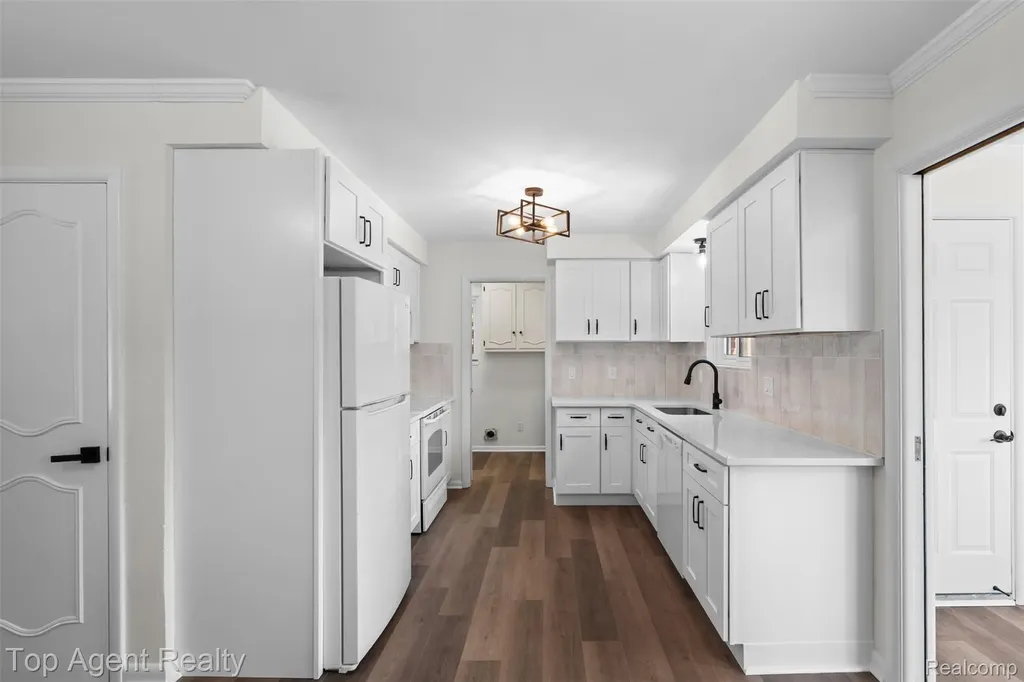 21541 Pallister Street St. Clair Shores City MI 48080