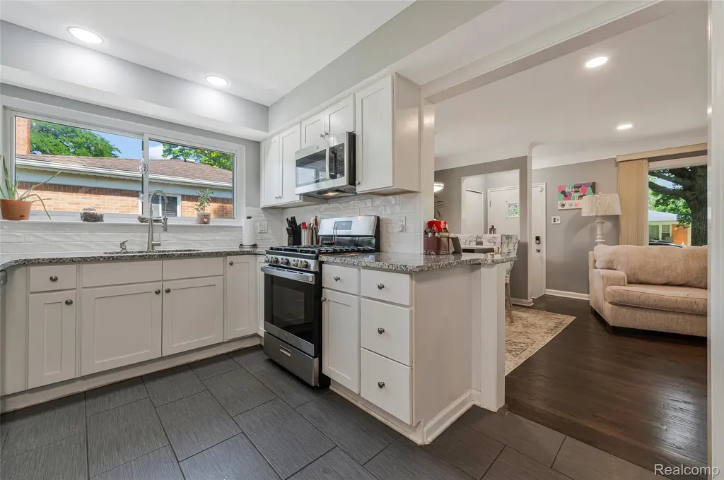 32686 Oakley Street Livonia City MI 48154